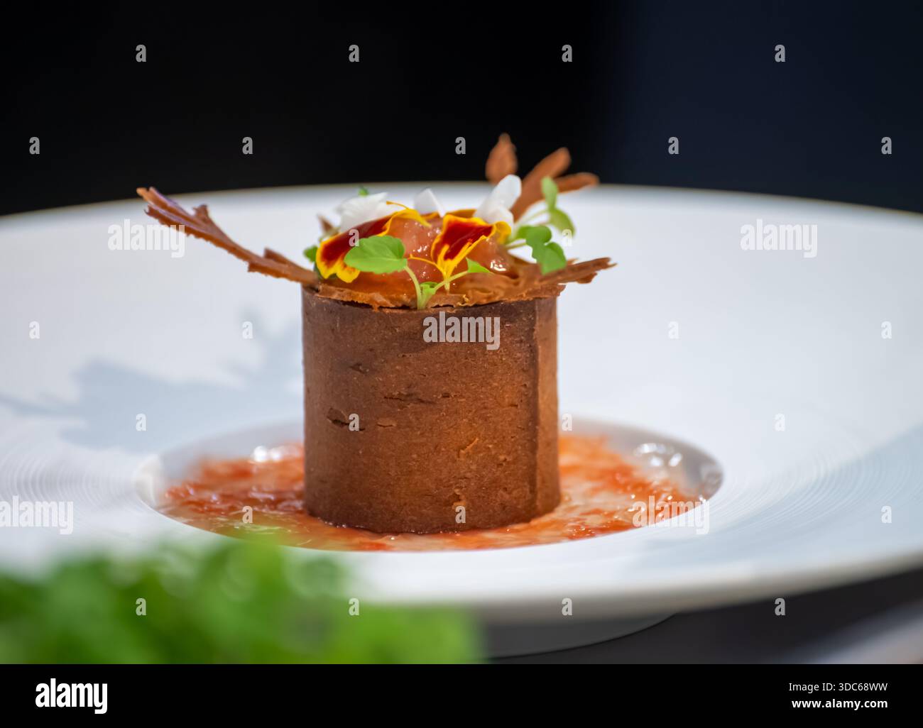 Dégustation spéciale pour les visiteurs, association de nourriture avec un verre de vin de champagne, plats délicieux préparés par des chefs cuisiniers renommés à la nourriture d'hiver et Banque D'Images