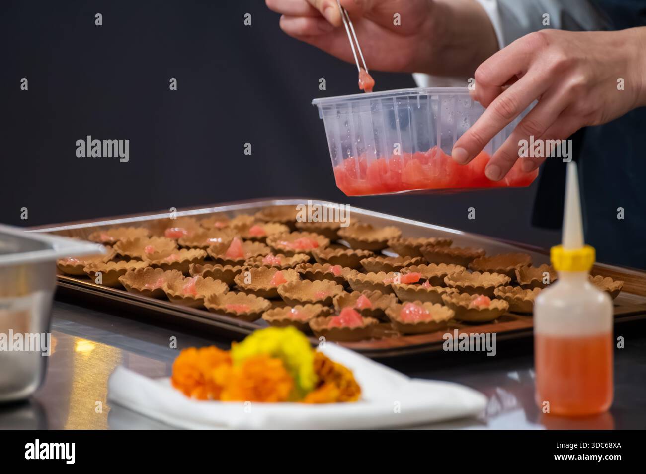 Dégustation spéciale pour les visiteurs, association de nourriture avec un verre de vin de champagne, plats délicieux préparés par des chefs cuisiniers renommés à la nourriture d'hiver et Banque D'Images