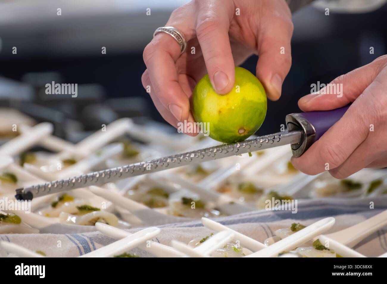 Dégustation spéciale pour les visiteurs, association de nourriture avec un verre de vin de champagne, plats délicieux préparés par des chefs cuisiniers renommés à la nourriture d'hiver et Banque D'Images