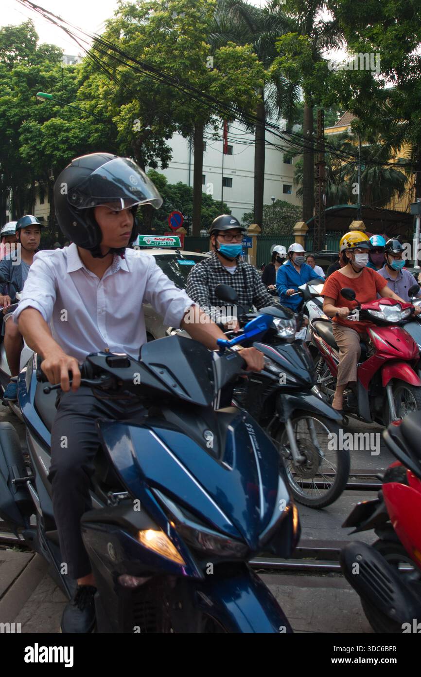 hanoi-Vietnam-10 août 2019, les habitants se tiennent près de l'entrée de la voie ferrée historique, construite par la France long Biên Bridge à Hanoi, Vietnam. Trafic Banque D'Images