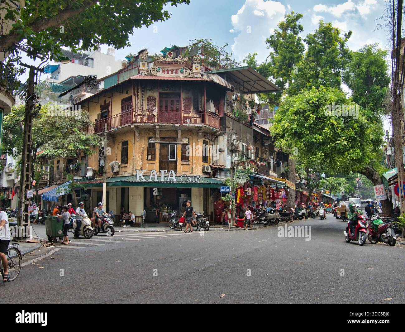 hanoi-Vietnam-10 août 2019, Hanoi, Vietnam - juin 2023 : vue d'intersection animée dans le vieux quartier avec l'architecture traditionnelle de l'époque coloniale et Banque D'Images