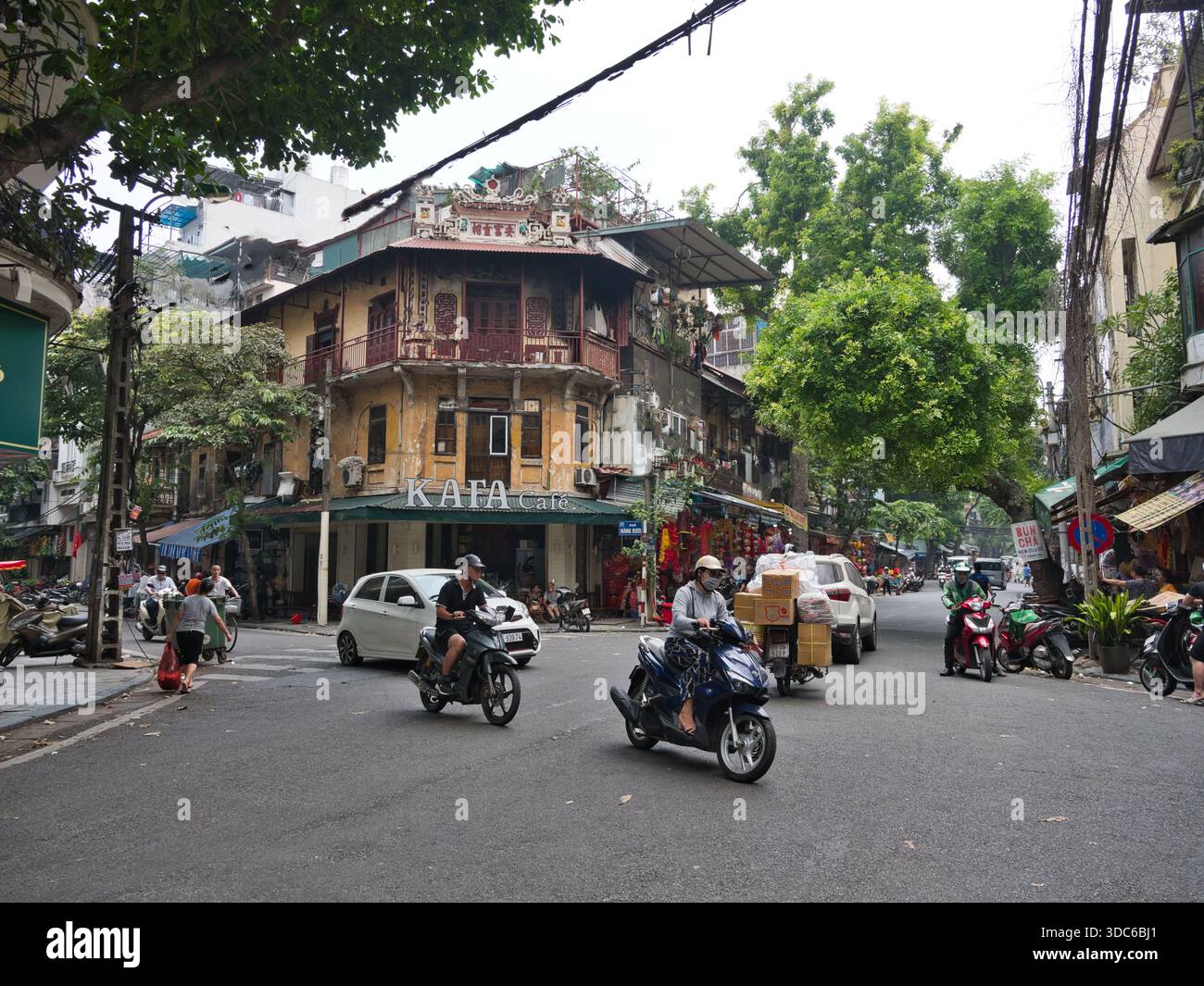 hanoi-Vietnam-10 août 2019, Hanoi, Vietnam - juin 2023 : vue d'intersection animée dans le vieux quartier avec l'architecture traditionnelle de l'époque coloniale et Banque D'Images