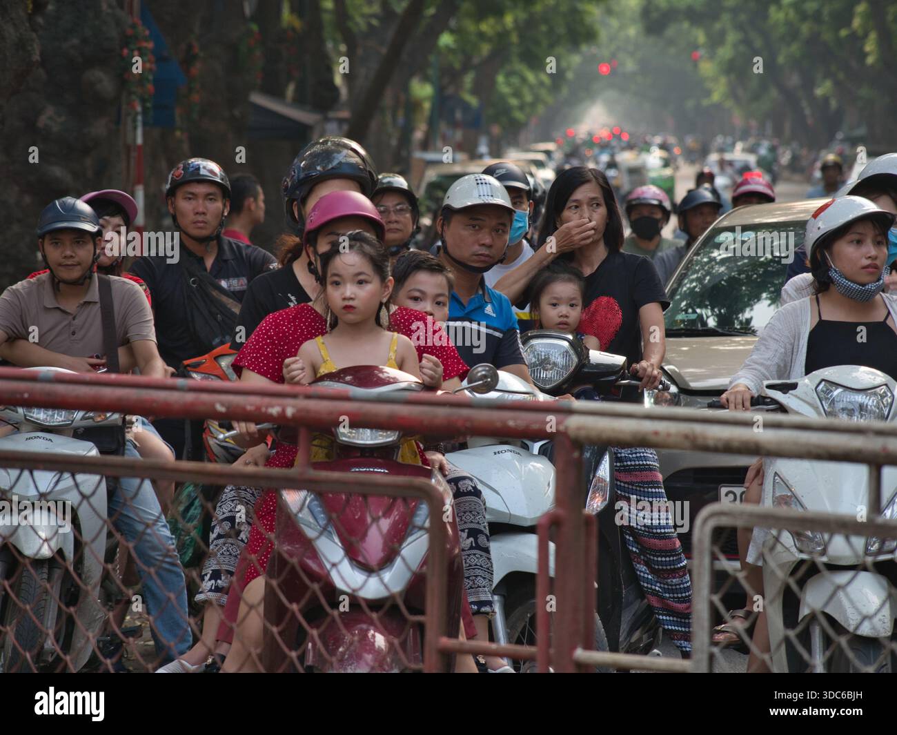 hanoi-Vietnam-10 août 2019, dense embouteillage de motos et scooters transportant des familles et des navetteurs pendant les heures de pointe dans une rue urbaine bondée Banque D'Images