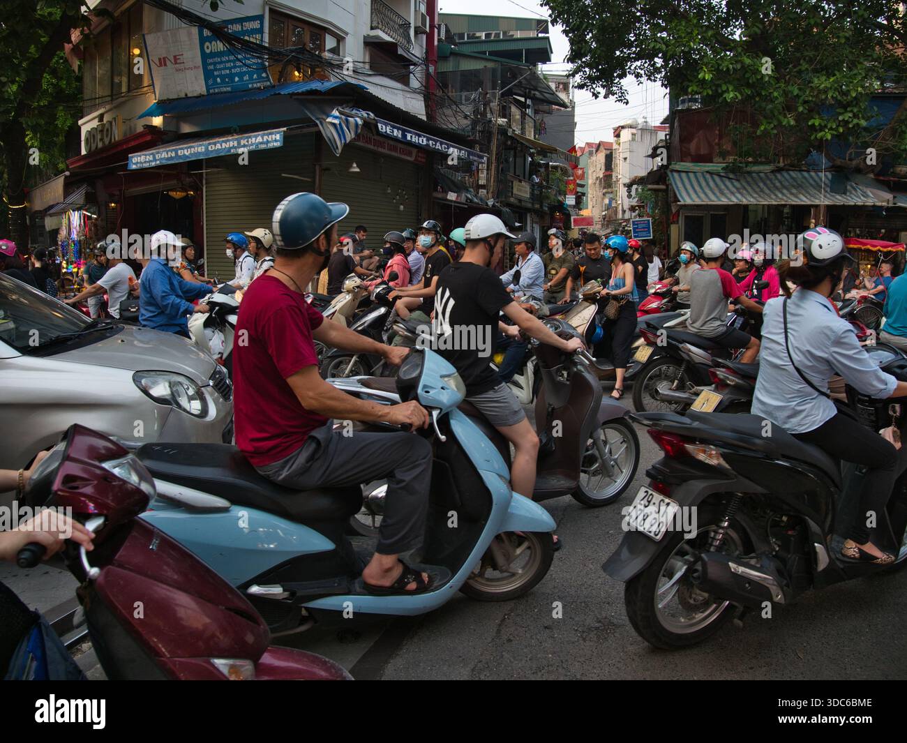 hanoi-Vietnam-10 août 2019, dense embouteillage avec de nombreuses motos et scooters traversant les voies ferrées dans une zone urbaine animée de Hano Banque D'Images