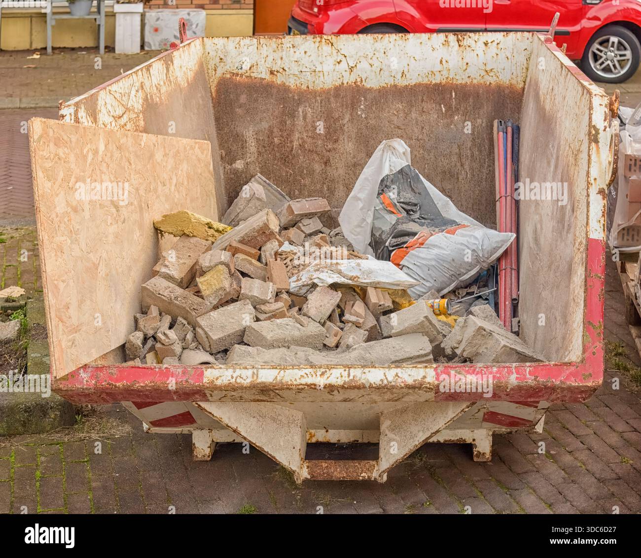 conteneur de déchets de construction rempli de gravats se trouve à l'extérieur sur la rue Banque D'Images