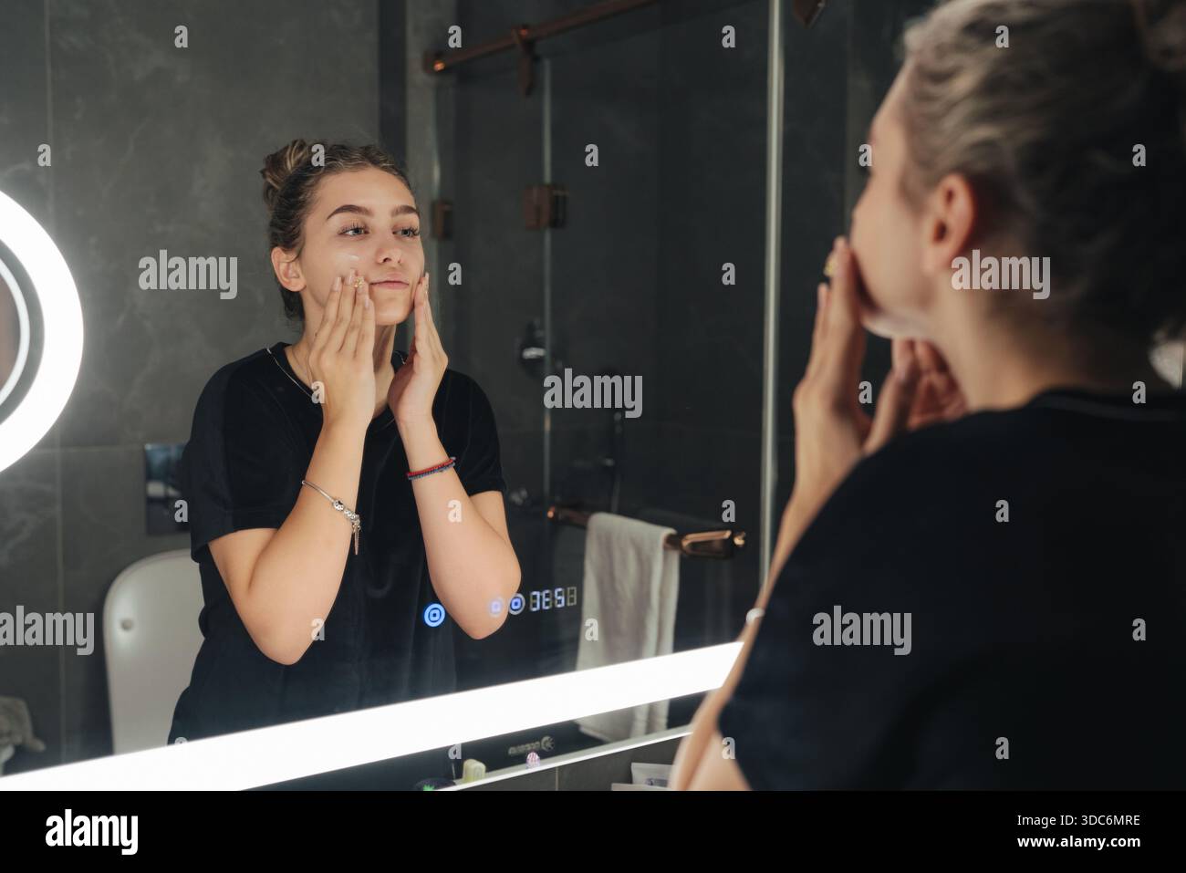 Content Creator présente des soins relaxants du soir avec une mousse douce Banque D'Images