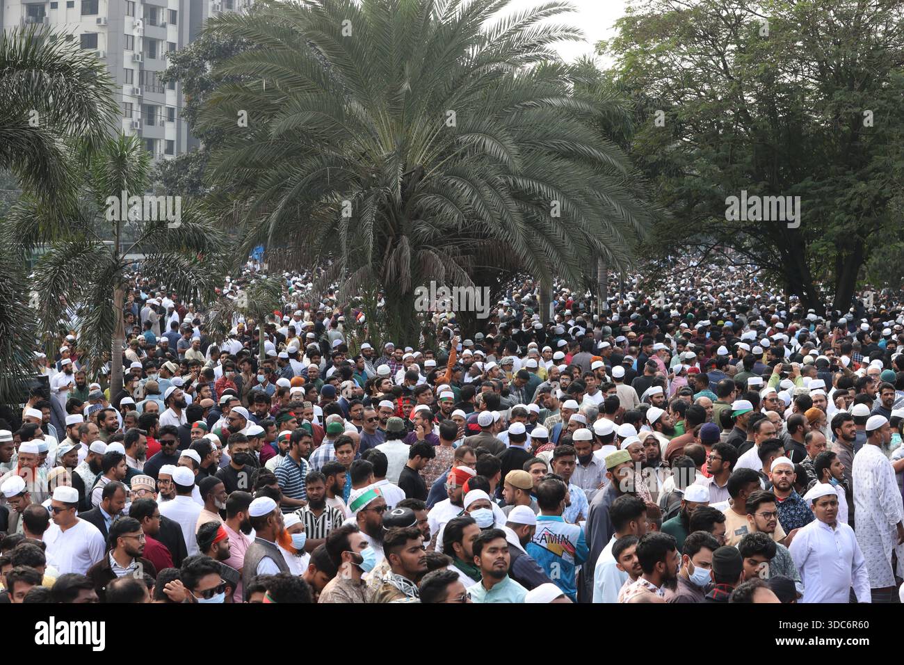 Dhaka, Bangladesh - 20 décembre 2025 : des milliers de personnes ont assisté aux funérailles de Sharif Osman Hadi, organisateur d'Inqilab Manch, sur la South Plaza of the Banque D'Images