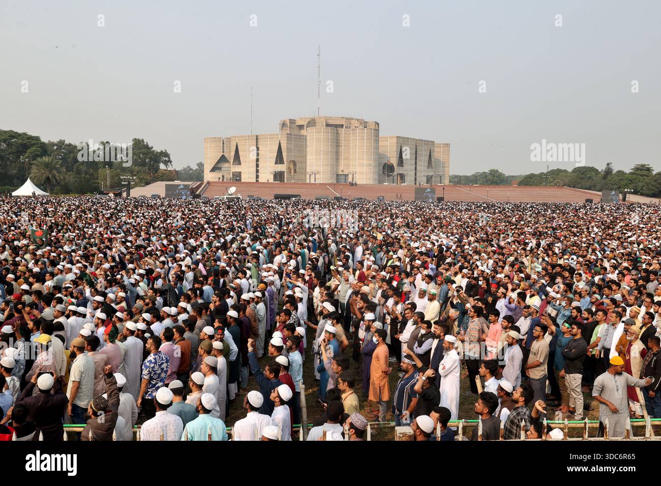 Dhaka, Bangladesh - 20 décembre 2025 : des milliers de personnes ont assisté aux funérailles de Sharif Osman Hadi, organisateur d'Inqilab Manch, sur la South Plaza of the Banque D'Images