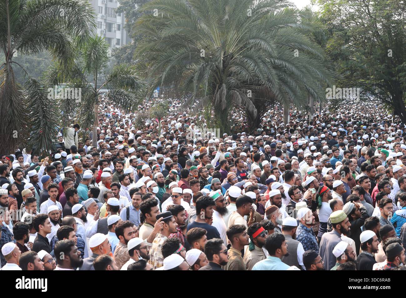 Dhaka, Bangladesh - 20 décembre 2025 : des milliers de personnes ont assisté aux funérailles de Sharif Osman Hadi, organisateur d'Inqilab Manch, sur la South Plaza of the Banque D'Images