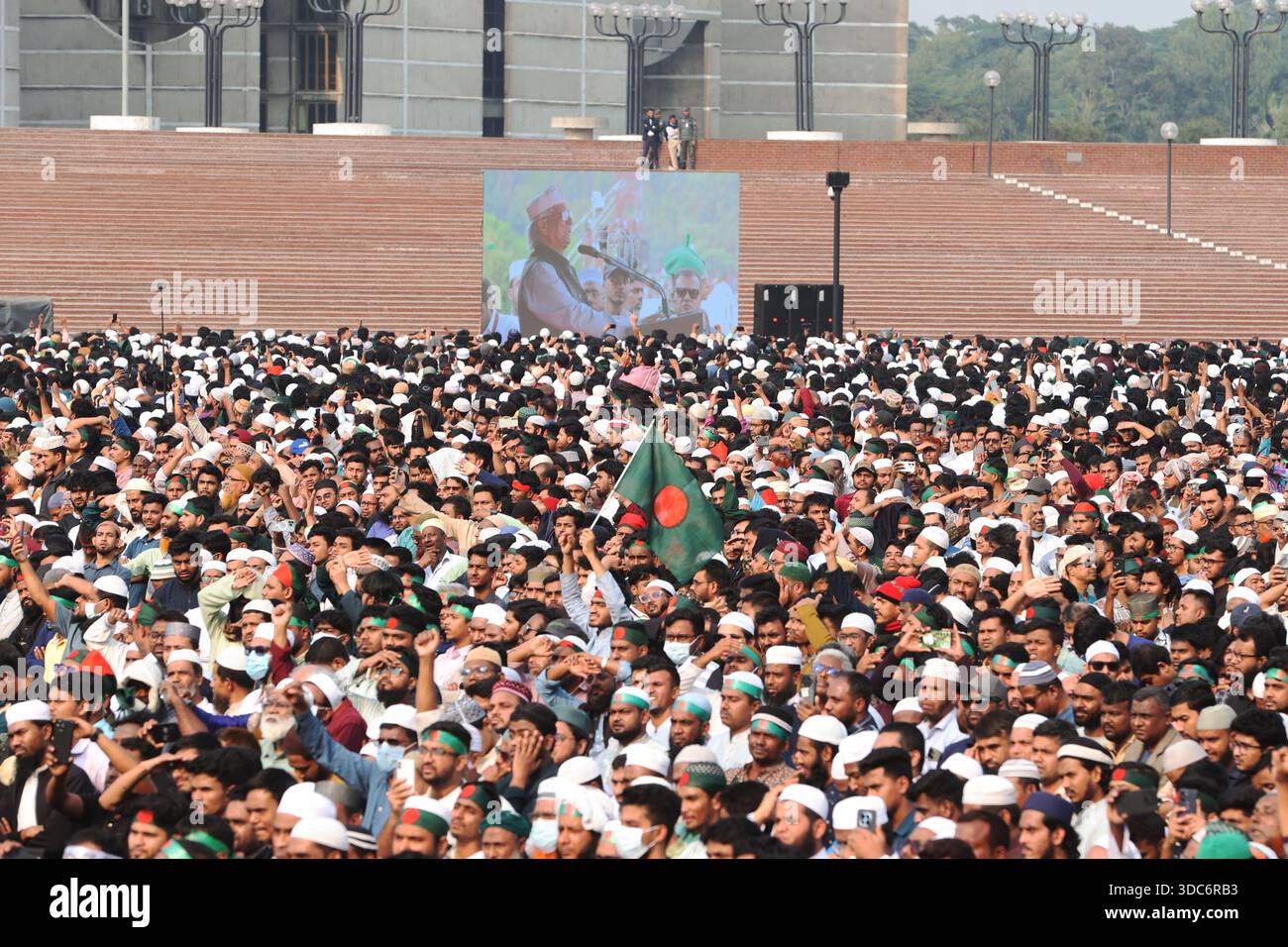 Dhaka, Bangladesh - 20 décembre 2025 : des milliers de personnes ont assisté aux funérailles de Sharif Osman Hadi, organisateur d'Inqilab Manch, sur la South Plaza of the Banque D'Images