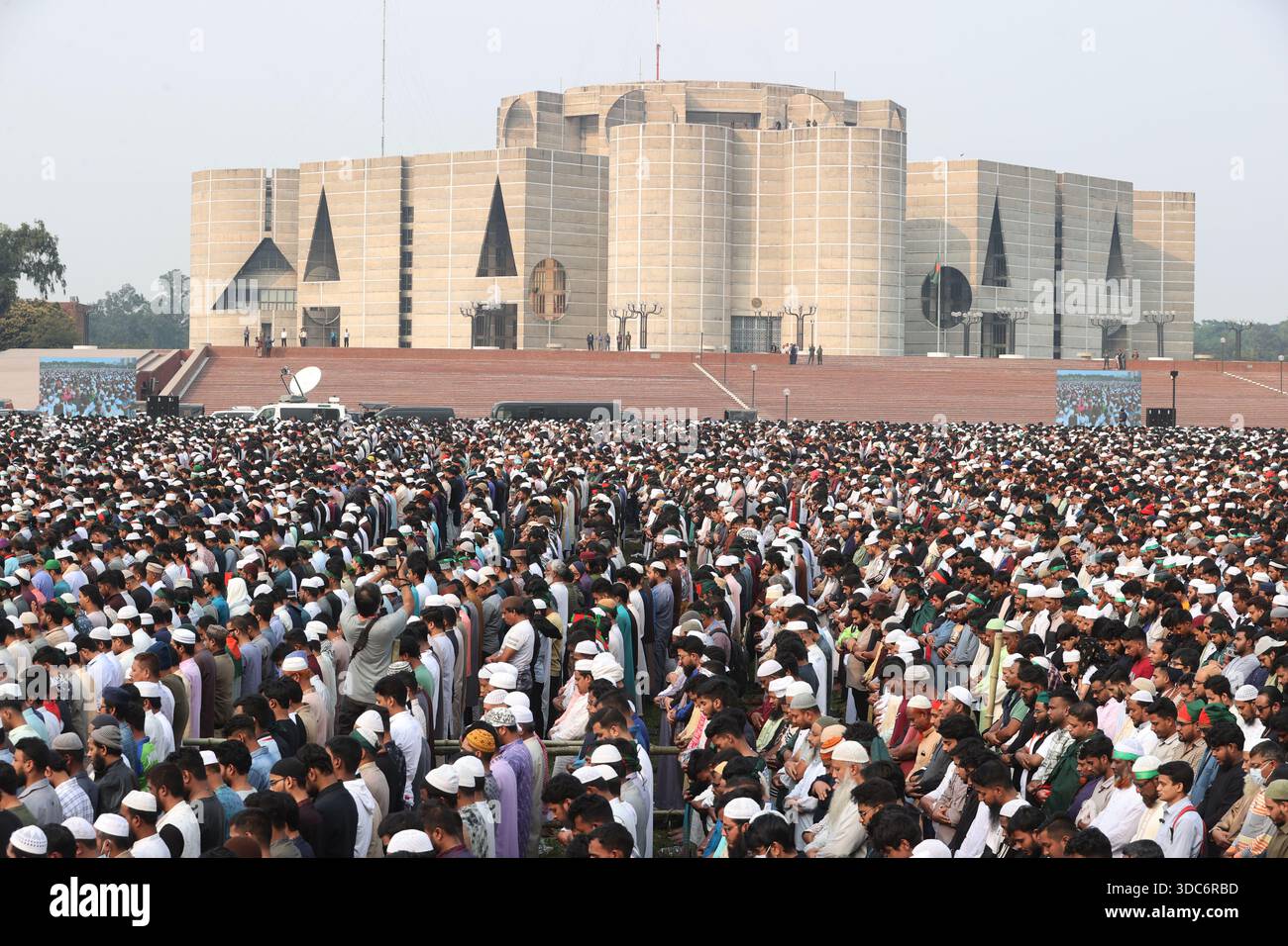 Dhaka, Bangladesh - 20 décembre 2025 : des milliers de personnes ont assisté aux funérailles de Sharif Osman Hadi, organisateur d'Inqilab Manch, sur la South Plaza of the Banque D'Images