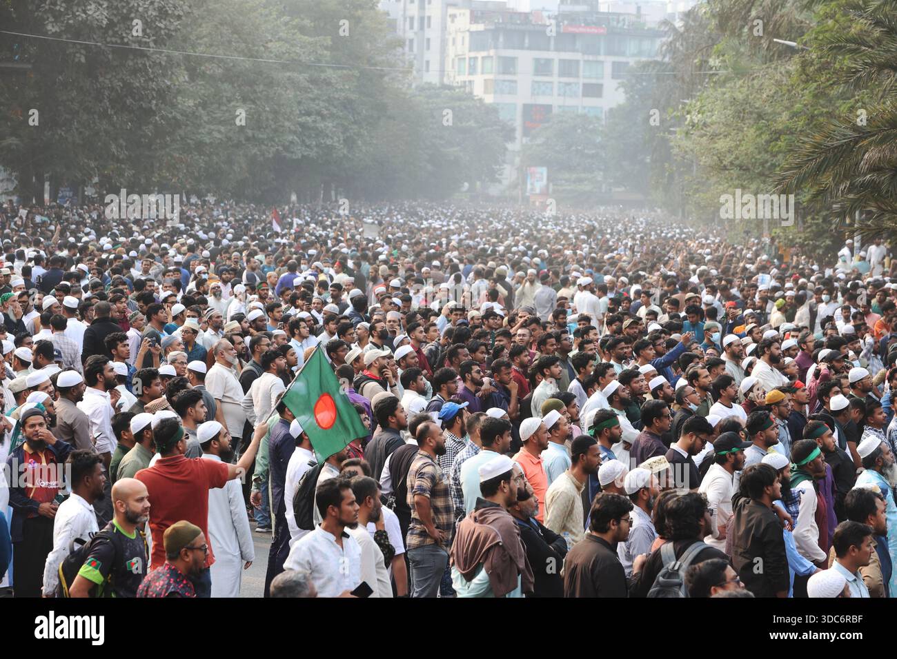 Dhaka, Bangladesh - 20 décembre 2025 : des milliers de personnes ont assisté aux funérailles de Sharif Osman Hadi, organisateur d'Inqilab Manch, sur la South Plaza of the Banque D'Images