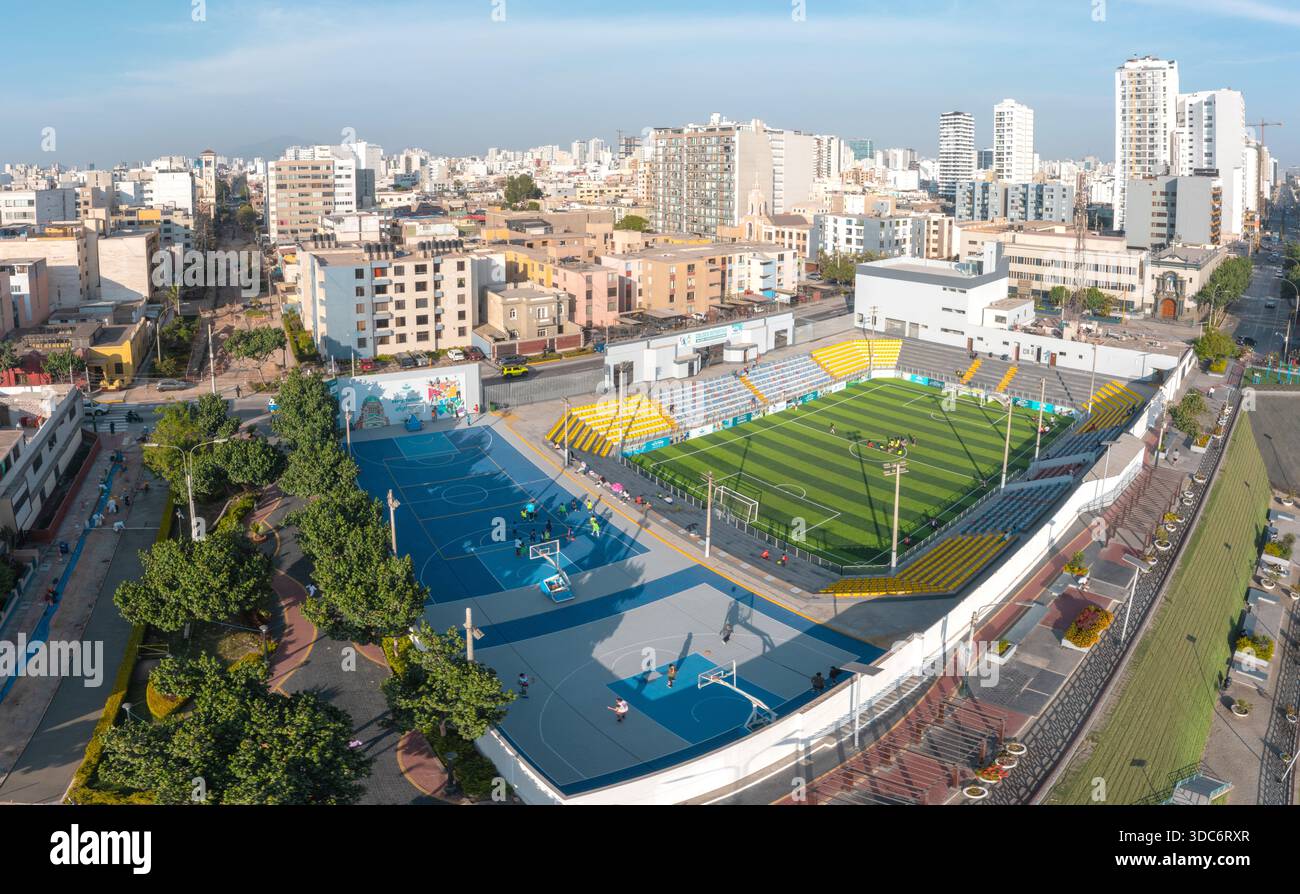 Vue aérienne d'un stade de football et de terrains de basket-ball dans un parc de la ville Banque D'Images