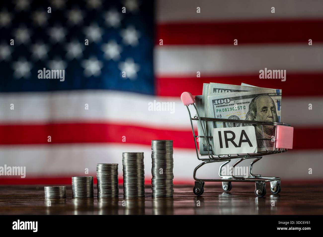 Tours d'argent et panier d'achat utilisés pour économiser des billets en dollars américains et des billets pour le fonds de retraite de l'IRA sur le fond du drapeau américain, gros plan. Finances, b Banque D'Images