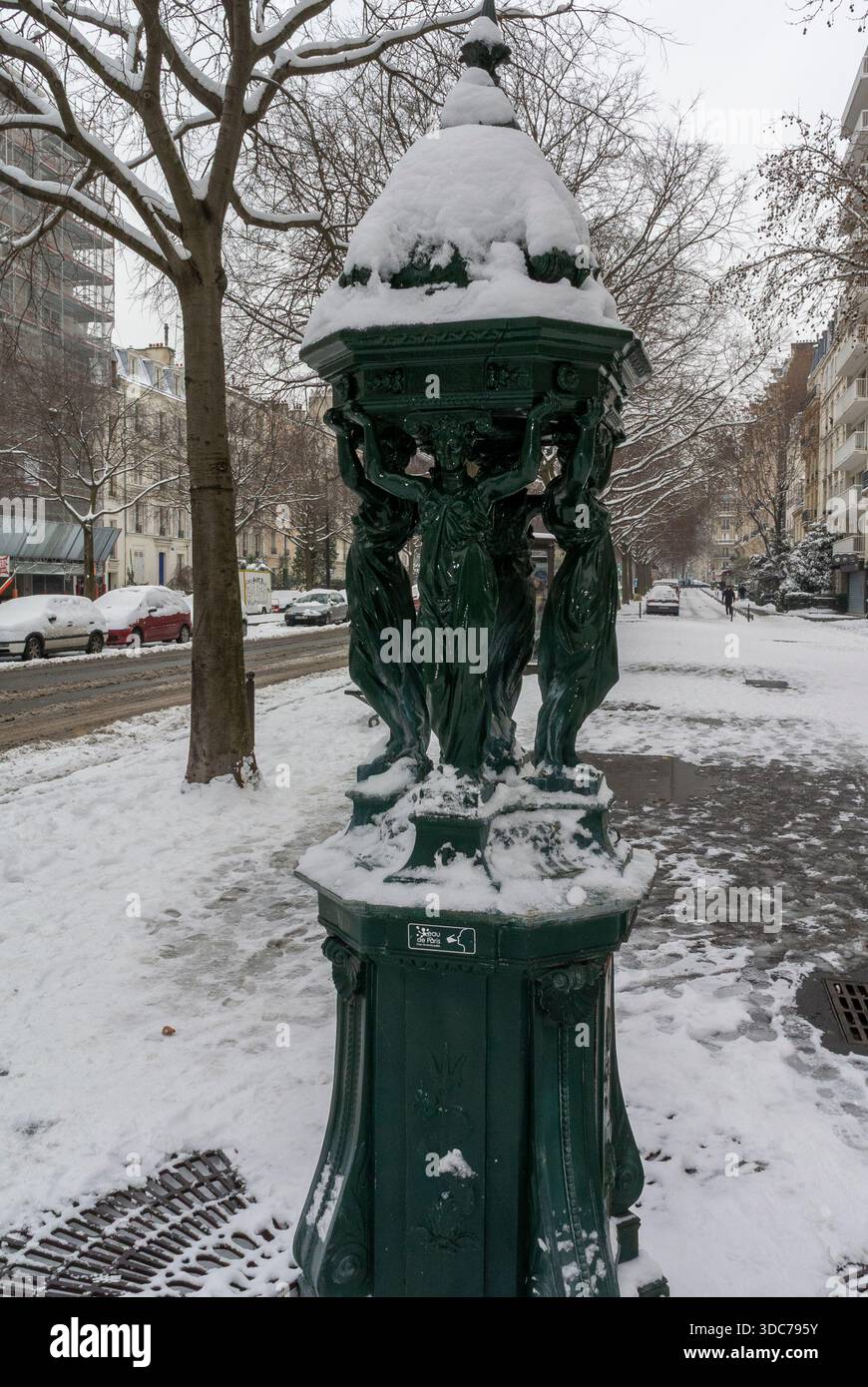 Paris, France, scènes de rue, Paris dans la neige, paysage d'hiver, (12ème arrondissement) Fontaine d'eau traditionnelle, gros plan, (Fontaines Wallace Paris) ville Banque D'Images