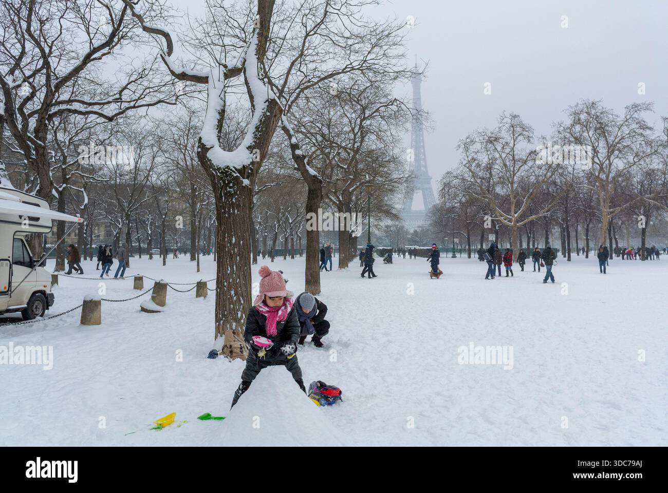 Paris, France, foule, profiter, enfants jouant dans la neige, paysage d'hiver, Parc urbain, (champs de mars) Banque D'Images