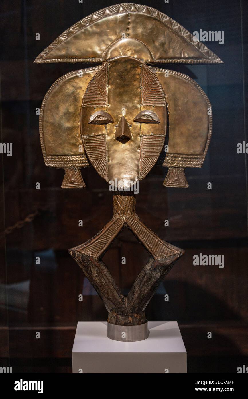 Mbulu ngulu Relyquary figure pour le culte des ancêtres, Kota, Obamba-Mindasa, haute région de l'Ogooué, Gabon, 19ème siècle, bois sculpté et application de métal, MEB, Barcelone, Catalogne, Espagne. Banque D'Images