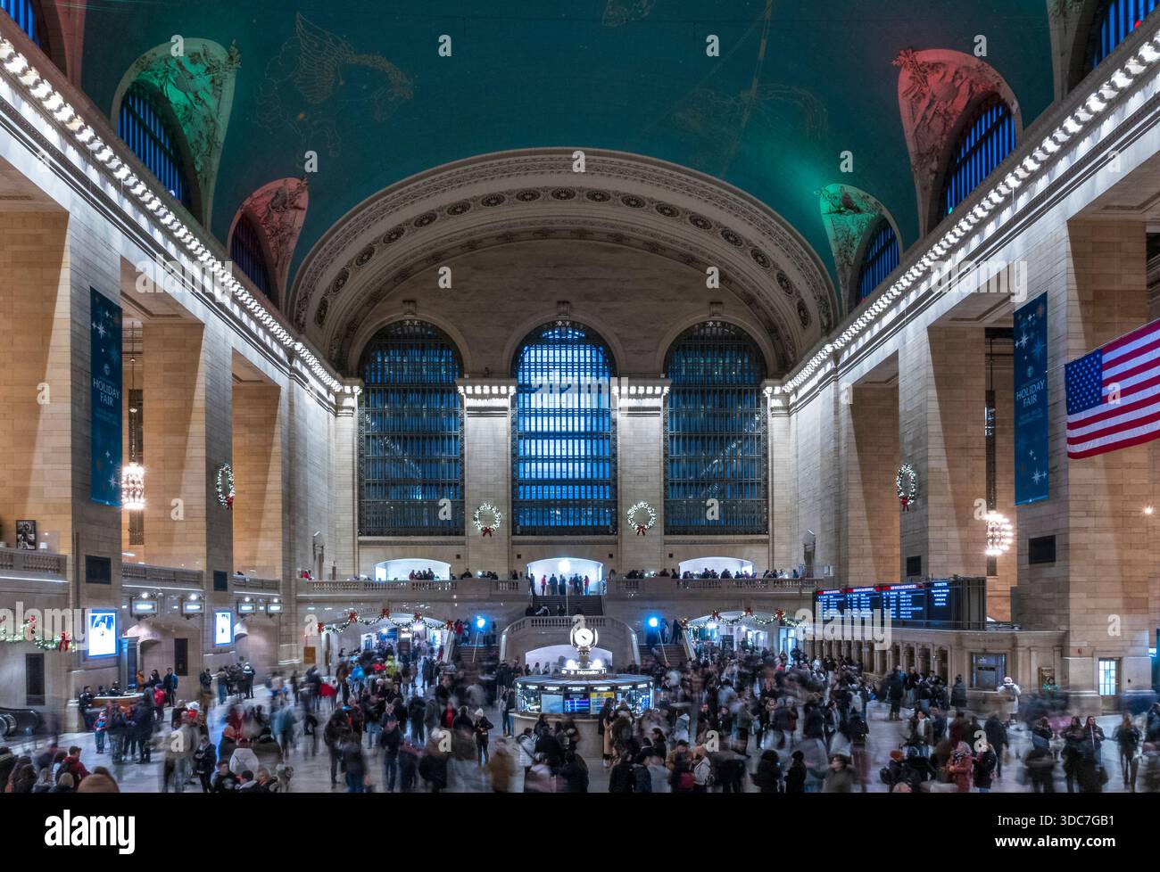 New York, NY - US - Dec 13, 2025 Grand Central's main Concourse avec des couronnes festives, un plafond zodiaque et une horloge opale, célébrant le timel de New York Banque D'Images