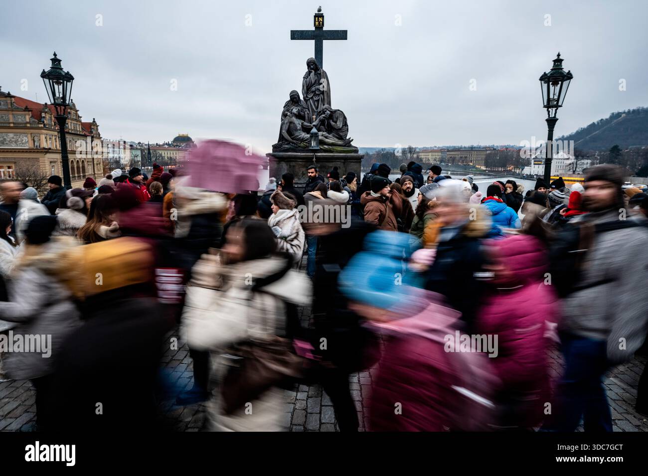 Prague, République tchèque. 20 décembre 2025. Le pont Charles rempli de touristes, à Prague, République tchèque, le 20 décembre 2025. Crédit : vit Simanek/CTK photo/Alamy Live News Banque D'Images