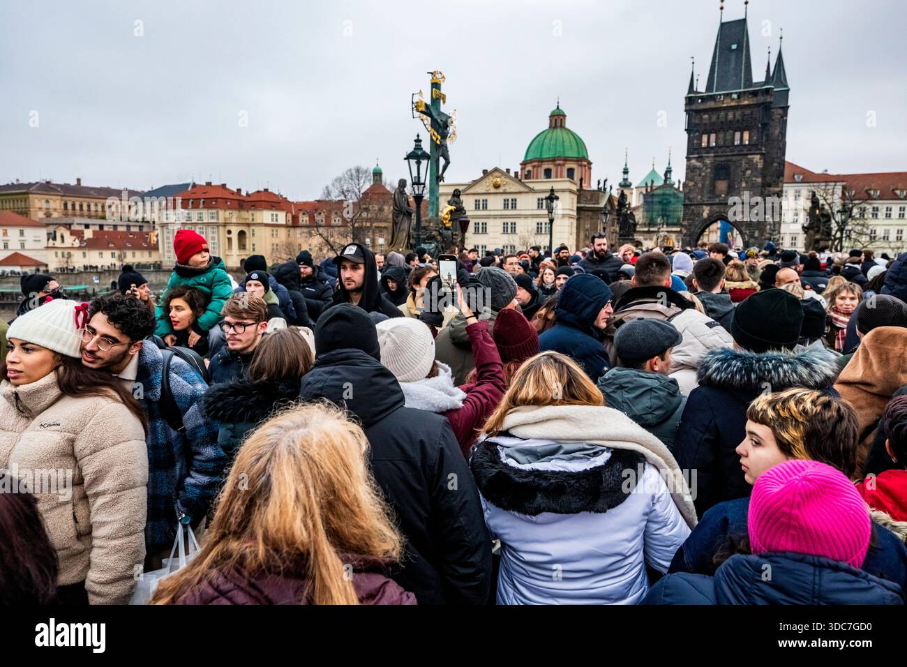 Prague, République tchèque. 20 décembre 2025. Le pont Charles rempli de touristes, à Prague, République tchèque, le 20 décembre 2025. Crédit : vit Simanek/CTK photo/Alamy Live News Banque D'Images
