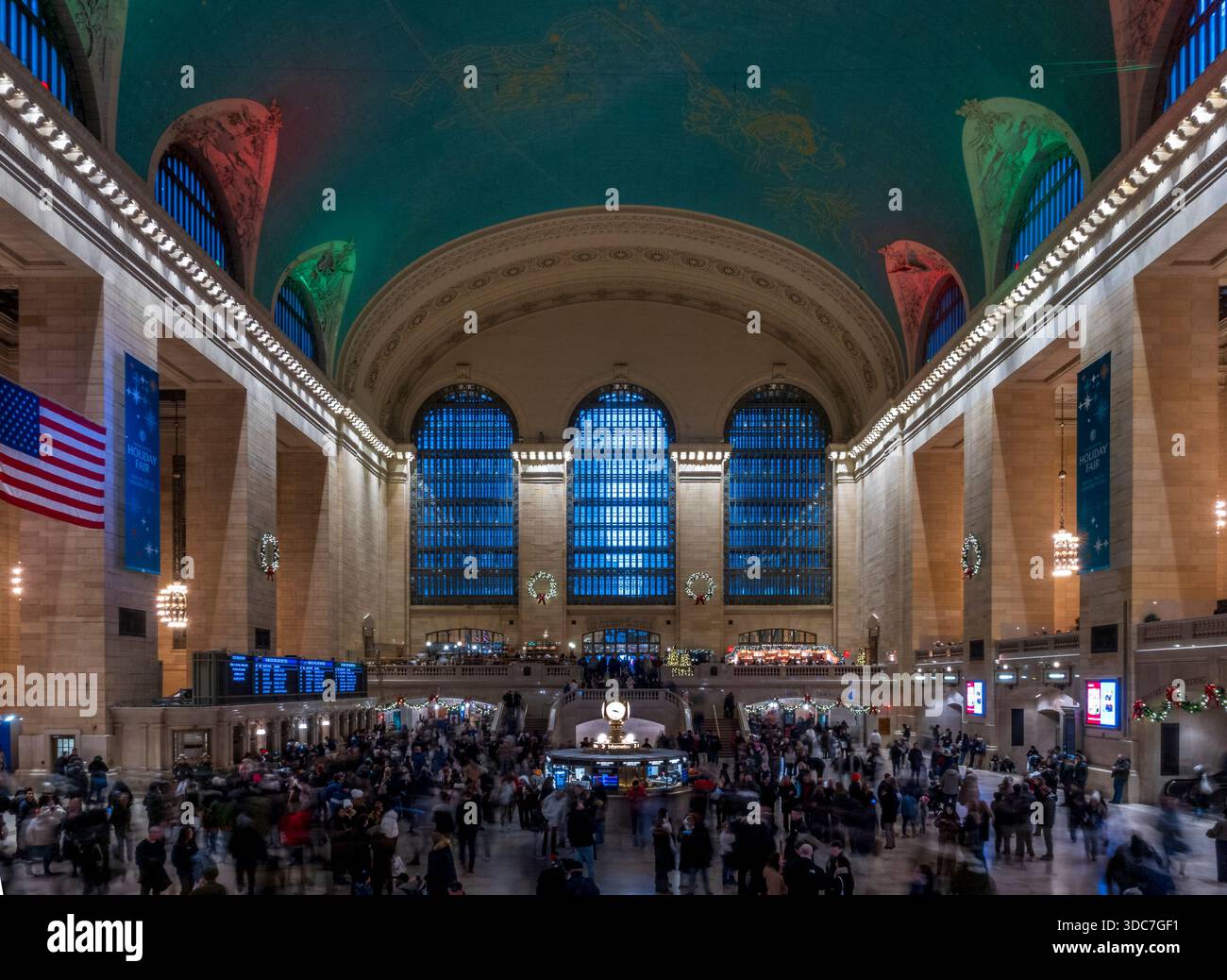 New York, NY - US - Dec 13, 2025 Grand Central's main Concourse avec des couronnes festives, un plafond zodiaque et une horloge opale, célébrant le timel de New York Banque D'Images