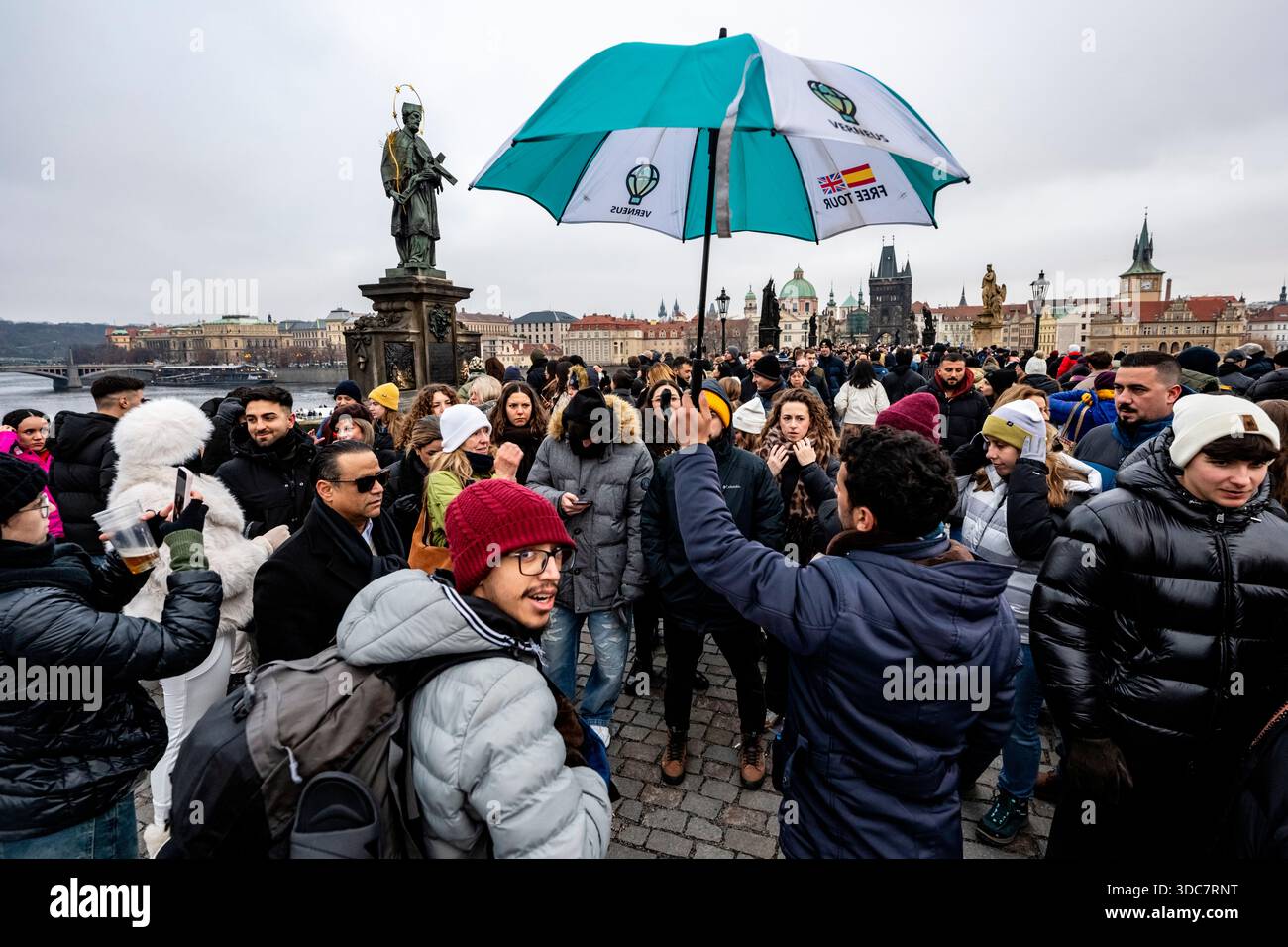 Prague, République tchèque. 20 décembre 2025. Le pont Charles rempli de touristes, à Prague, République tchèque, le 20 décembre 2025. Crédit : vit Simanek/CTK photo/Alamy Live News Banque D'Images