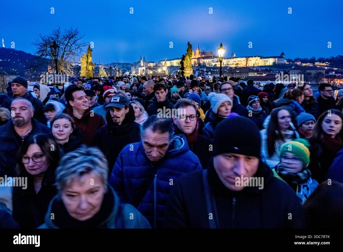Prague, République tchèque. 20 décembre 2025. Le pont Charles rempli de touristes, à Prague, République tchèque, le 20 décembre 2025. Crédit : vit Simanek/CTK photo/Alamy Live News Banque D'Images