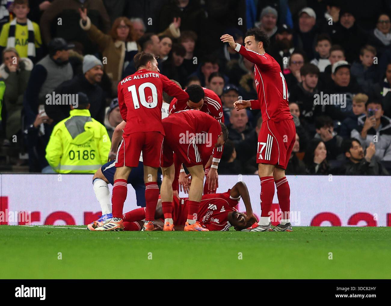 Tottenham Hotspur Stadium, Londres, Royaume-Uni. 20 décembre 2025. Premier League Football, Tottenham Hotspur contre Liverpool ; Alexander Isak de Liverpool s'est blessé après avoir marqué son 1er but à la 54e minute pour en faire 0-1 crédit : action plus Sports/Alamy Live News Banque D'Images