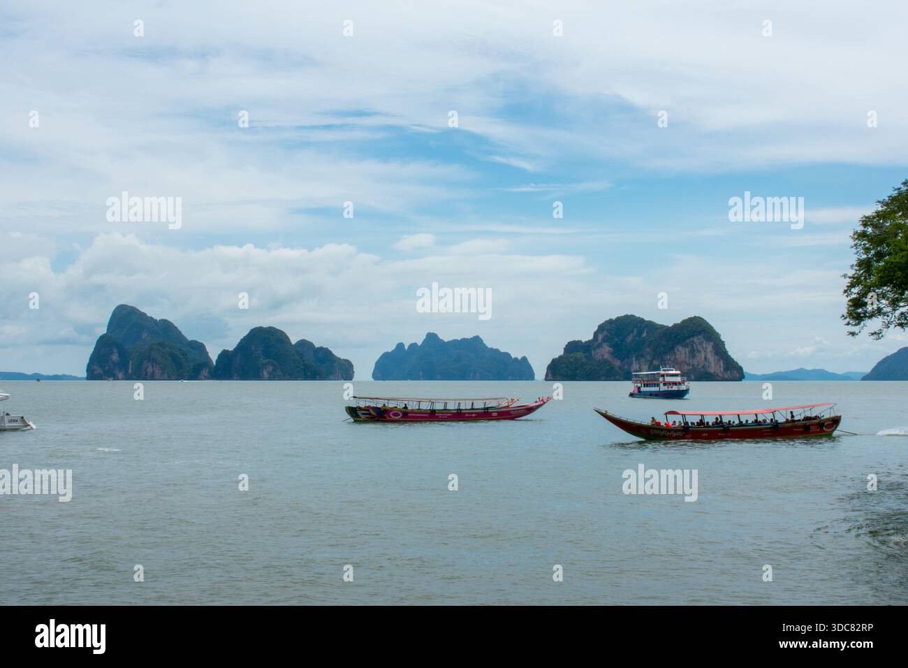 18 octobre 2025 Koh Panyi, Thaïlande : village de pêcheurs musulmans de Koh Panyee dans la province de Phang Nga, Thaïlande. Beaux bateaux de paysage et îles sur Andam Banque D'Images