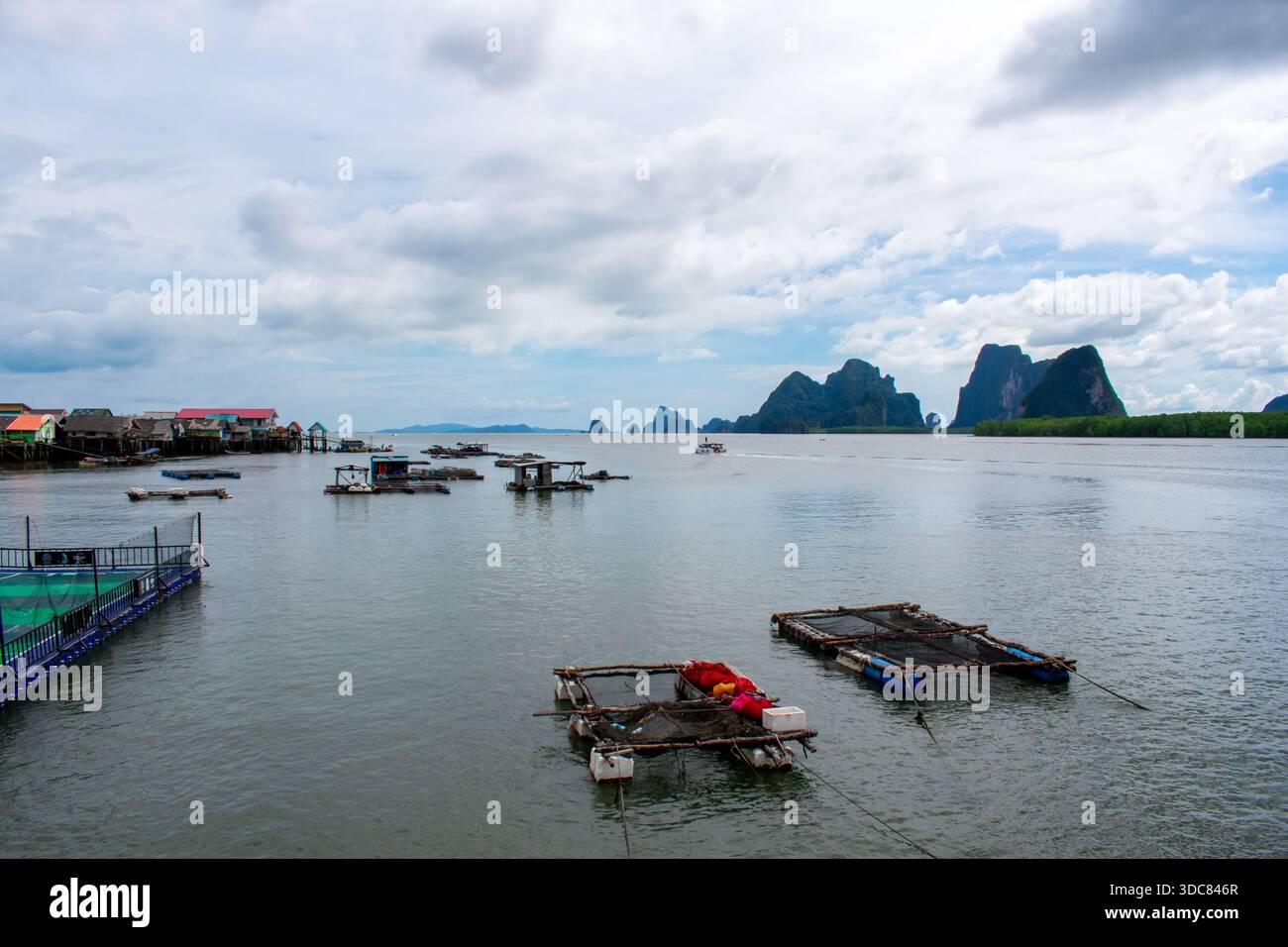 18 octobre 2025 Koh Panyi, Thaïlande : village de pêcheurs musulmans de Koh Panyee dans la province de Phang Nga, Thaïlande. Beaux bateaux de paysage et îles sur Andam Banque D'Images