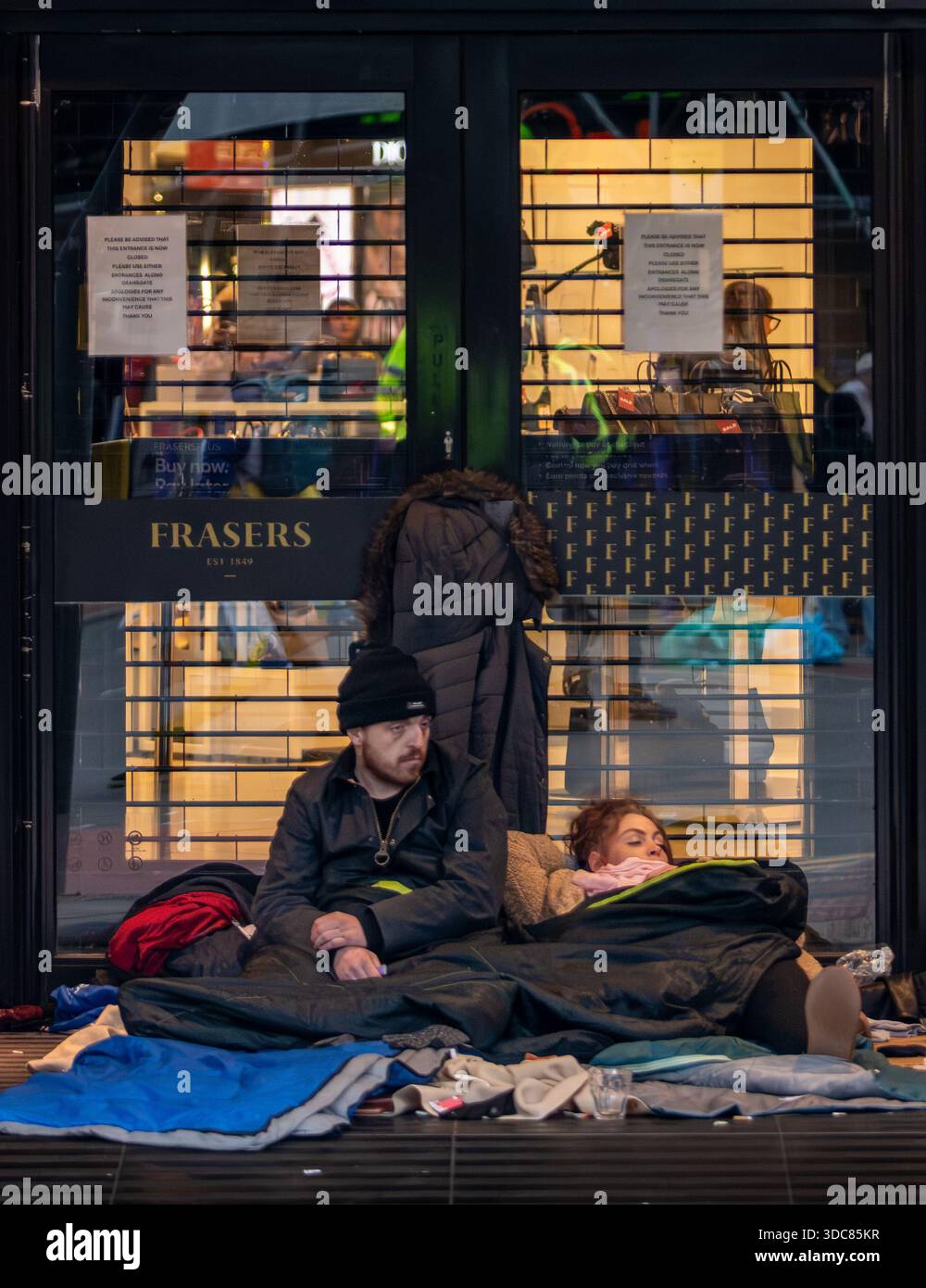 Traverses rugueuses vues à la porte de la Maison des Frasers Deansgate. Un contraste saisissant entre les marchés de Noël bondés et les magasins animés du centre-ville de Manchester alors que les températures chutent et que les sans-abri dorment sont confrontés à une saison festive dans les rues. Banque D'Images