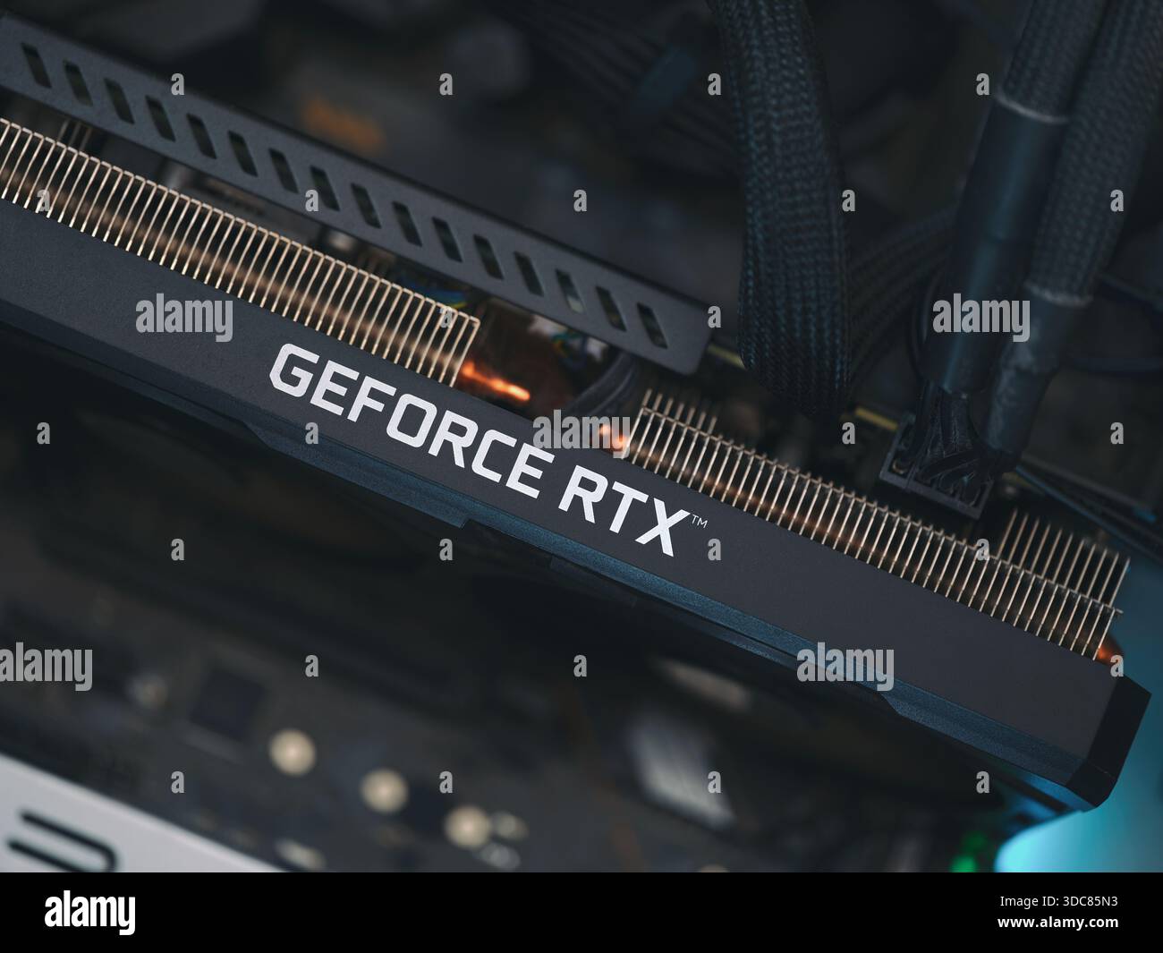 Tambov, Fédération de Russie - 13 décembre 2025 carte graphique Nvidia GeForce RTX pour le jeu à l'intérieur d'un boîtier d'ordinateur ouvert. Gros plan. Banque D'Images