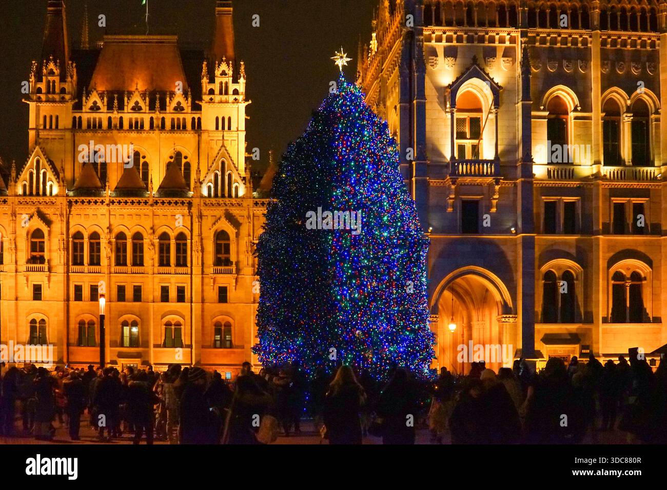 Arbre de Noël illuminé sur la place Kossuth devant le Parlement hongrois, Budapest. Banque D'Images