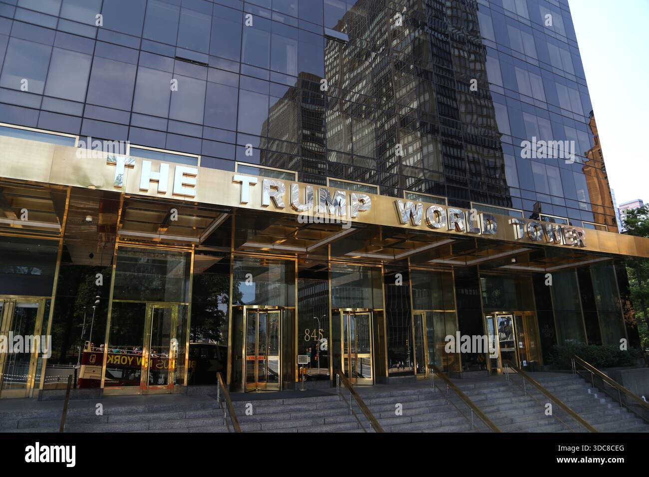 Le panneau Trump World Tower et l'entrée à New York Banque D'Images