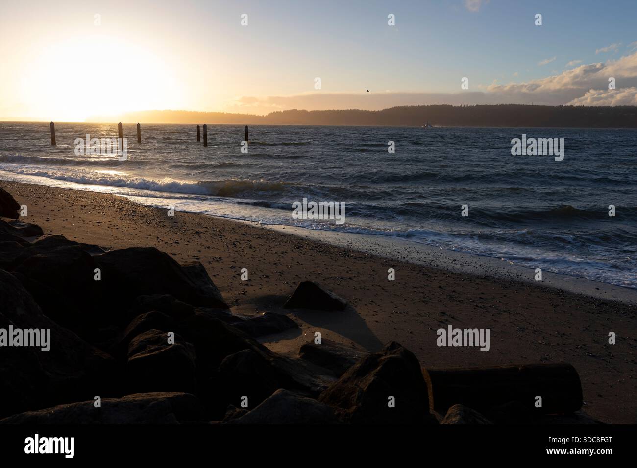 Le soleil se couche sur Whidbey Island depuis Lighthouse Park à Mukilteo, Washington. Banque D'Images