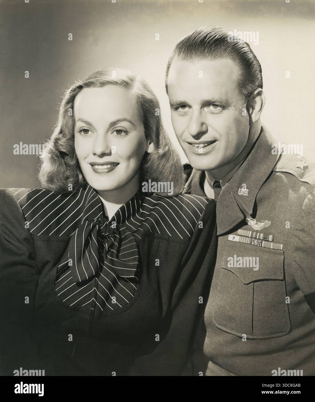 Faye Emerson (1917-1983), actriz de cine estadounidense, y su esposo Elliott Roosevelt (1910-1990), Oficial militar de las Fuerzas Aéreas de Estdos Unidos, hijo del presidente estadounidense Franklin Delano Roosevelt. Banque D'Images