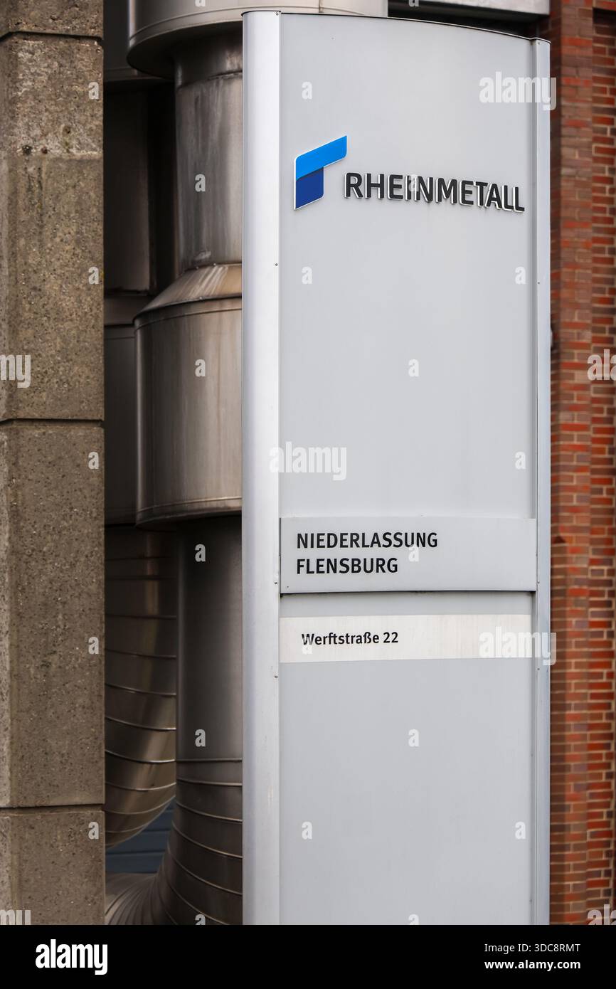 Flensburg, Allemagne - 20. Décembre 2025 : logo Rheinmetall et nom de la société affichés sur une enseigne pour sa succursale de Flensburg Banque D'Images