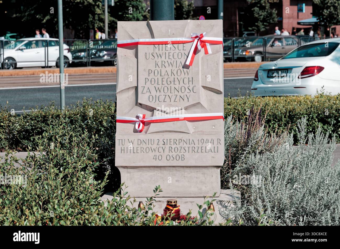 Pierre commémorative à Varsovie honorant les civils exécutés pendant le soulèvement de Varsovie, marquant un site de tragédie et de souvenir en temps de guerre. Banque D'Images