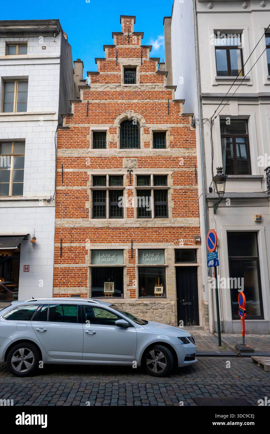 Un exemple de pignon néo-flamand à gradins corbeau ou pignon corbie dans une rue étroite de Bruxelles, Belgique. Techniquement, la partie supérieure est un mur de parapet Banque D'Images