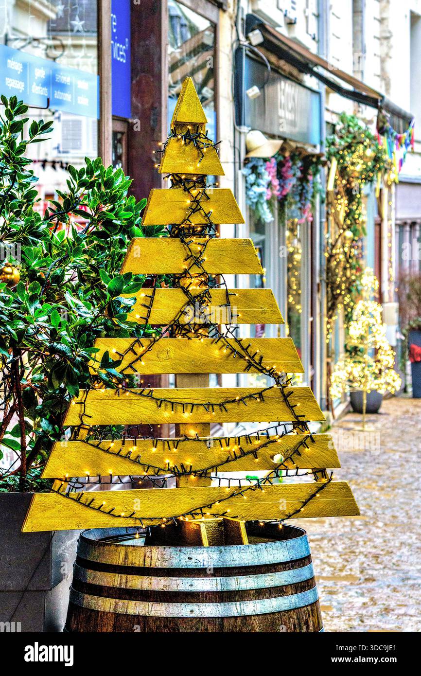 Décoration moderne de rue arbre de Noël en bois - Loches, Indre-et-Loire (37), France. Banque D'Images