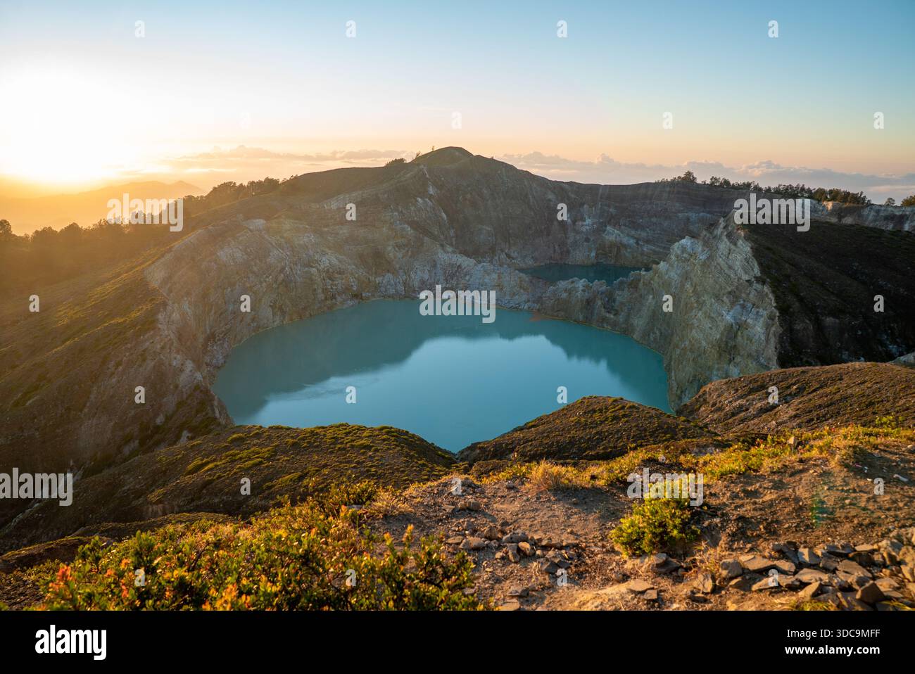 Le soleil se lève sur l'un des trois lacs multicolores du volcan Kelimutu, parc national de Kelimutu, île Flores, Indonésie Banque D'Images