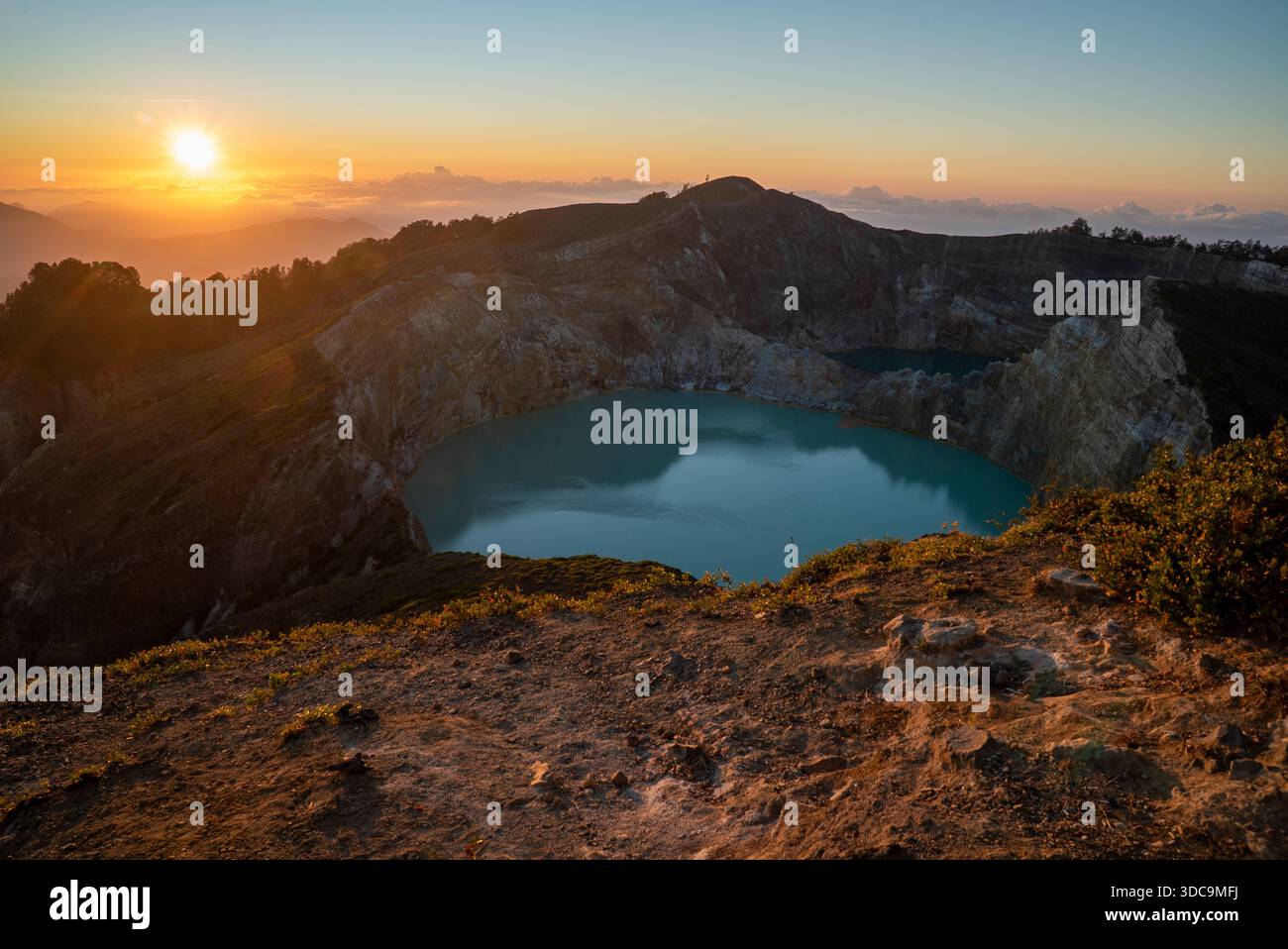Le soleil se lève sur l'un des trois lacs multicolores du volcan Kelimutu, parc national de Kelimutu, île Flores, Indonésie Banque D'Images