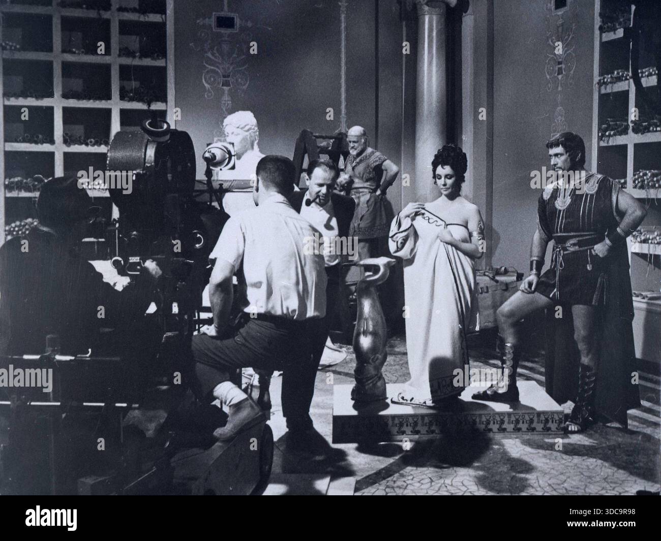 Le cinéaste américain Joseph Mankiewicz et l'actrice Elizabeth Taylor lors du tournage du film Cleopatra, 1963 Banque D'Images