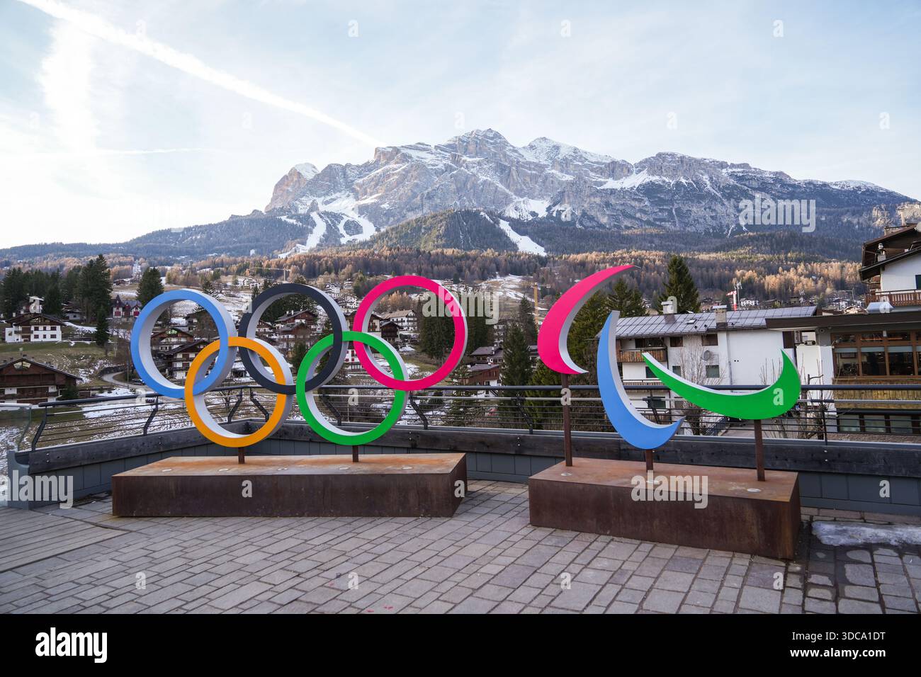 CORTINA D'AMPEZZO, ITALIE - 12 décembre 2025 : les anneaux olympiques de Cortina 2026 sont pour les 25es Jeux Olympiques d'hiver. Banque D'Images
