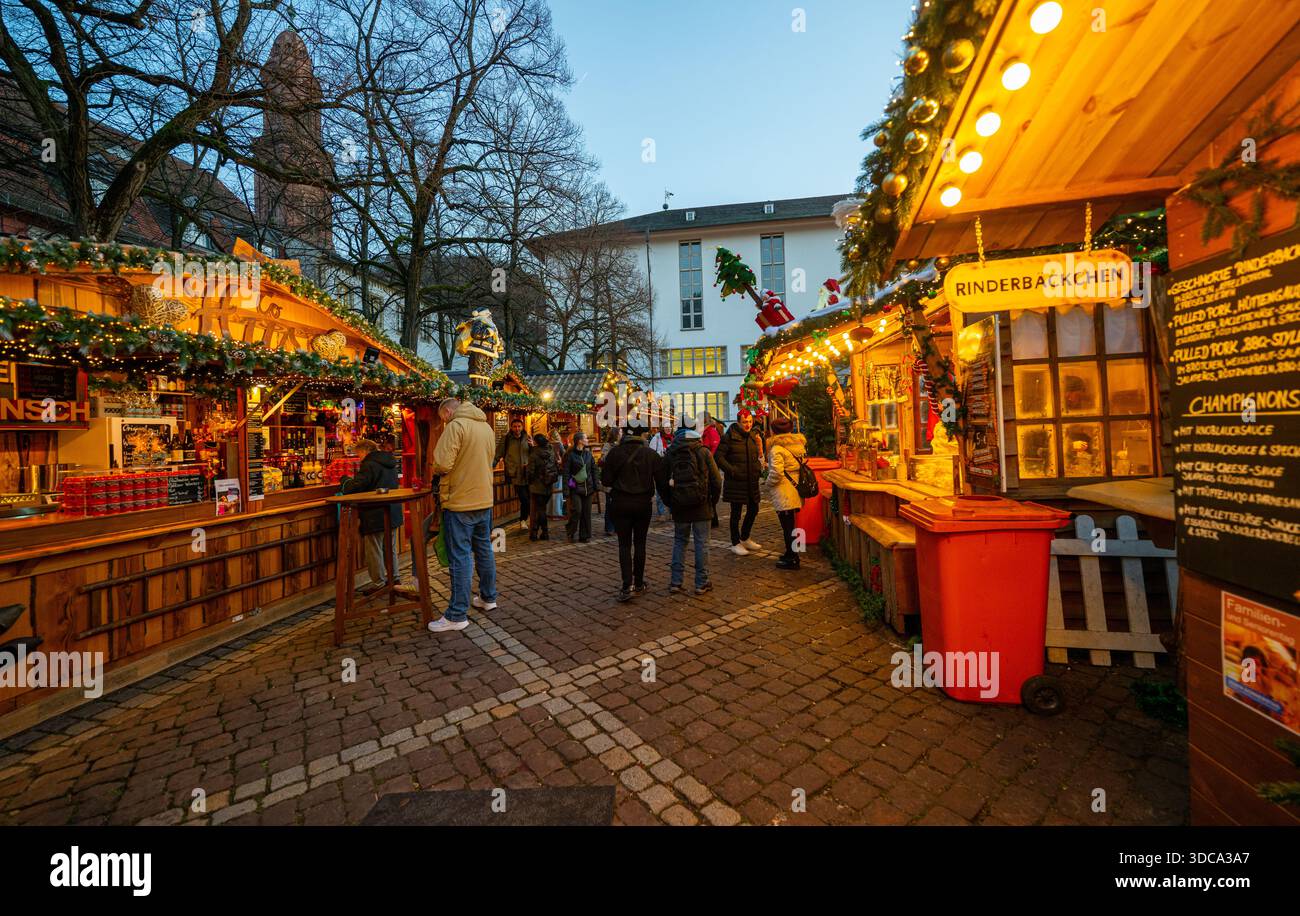 Marché de Noël Heidelberg sur la place de l'Université en face du bâtiment universitaire. Heidelberg, Allemagne, Europe Banque D'Images