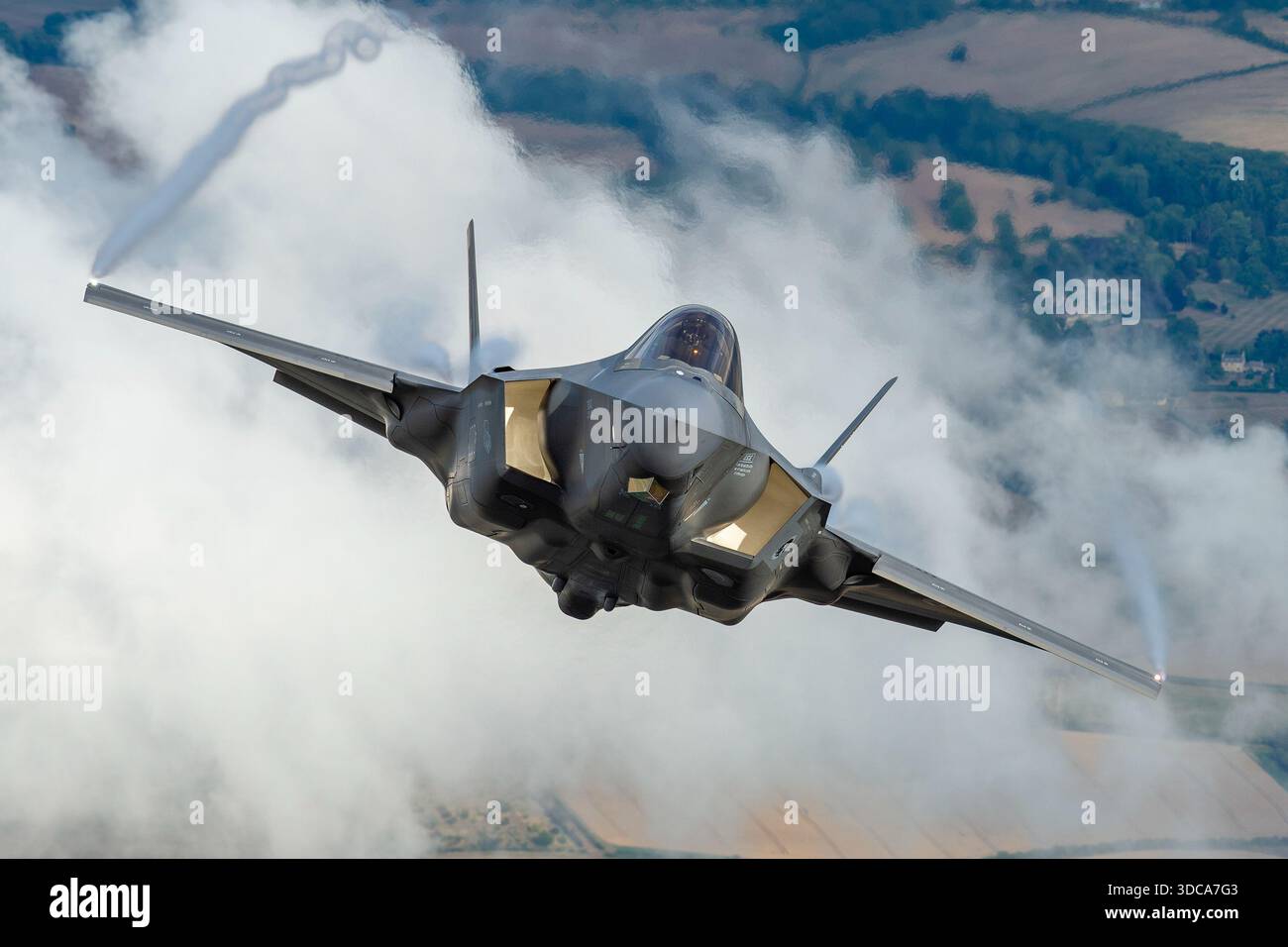 Le F-35 Lightning II, développé par Lockheed Martin, est un avion de chasse furtif de cinquième génération utilisé dans les démonstrations air-air au Royal International Air Tattoo à Fairford, en Angleterre. L'avion présente des capteurs avancés, une vitesse supersonique, des manœuvres de précision, une technologie furtive et des capacités de combat multirôles, reflétant la conception moderne des avions de chasse et l'efficacité opérationnelle dans les écrans aériens internationaux. Banque D'Images