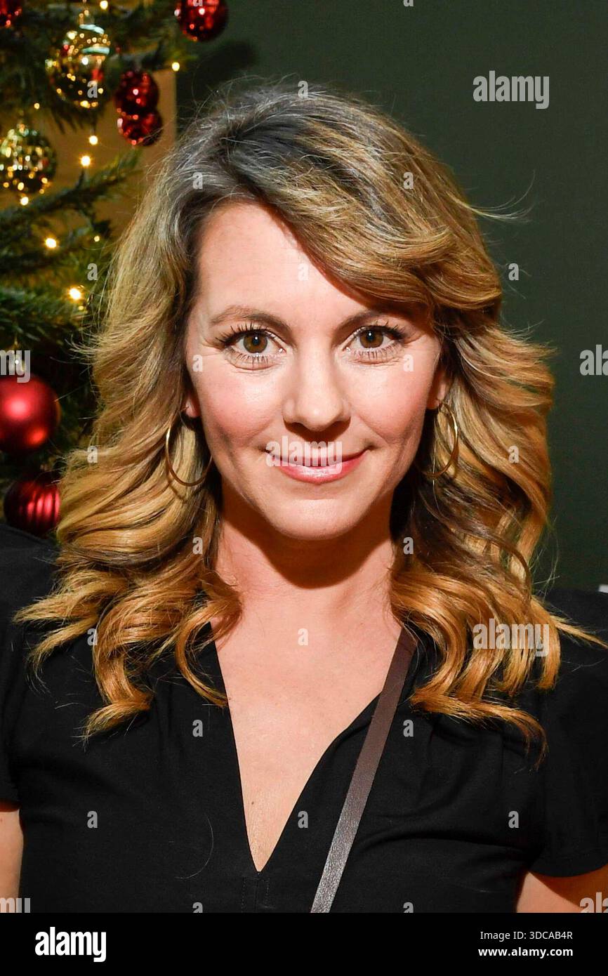 Berlin-abb/ Luise Bähr Baehr Schauspielerin mit roter Christnmaumkugel zu Gast beim 5.Charity Promi Pack 2025 im Bikini Berlin AM 26.11.2025 Berlin Deutschland *** Berlin abb Luise Bähr Baehr actrice avec boule de Noël rouge comme invitée au 5 Charity Promi Pack 2025 à Bikini Berlin le 26 11 2025 Berlin Allemagne Banque D'Images