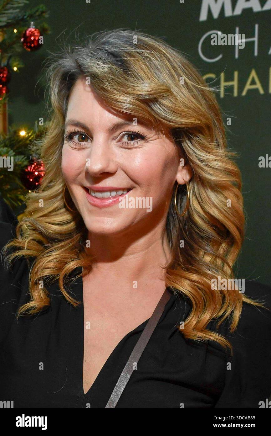 Berlin-abb/ Luise Bähr Baehr Schauspielerin mit roter Christnmaumkugel zu Gast beim 5.Charity Promi Pack 2025 im Bikini Berlin AM 26.11.2025 Berlin Deutschland *** Berlin abb Luise Bähr Baehr actrice avec boule de Noël rouge comme invitée au 5 Charity Promi Pack 2025 à Bikini Berlin le 26 11 2025 Berlin Allemagne Banque D'Images