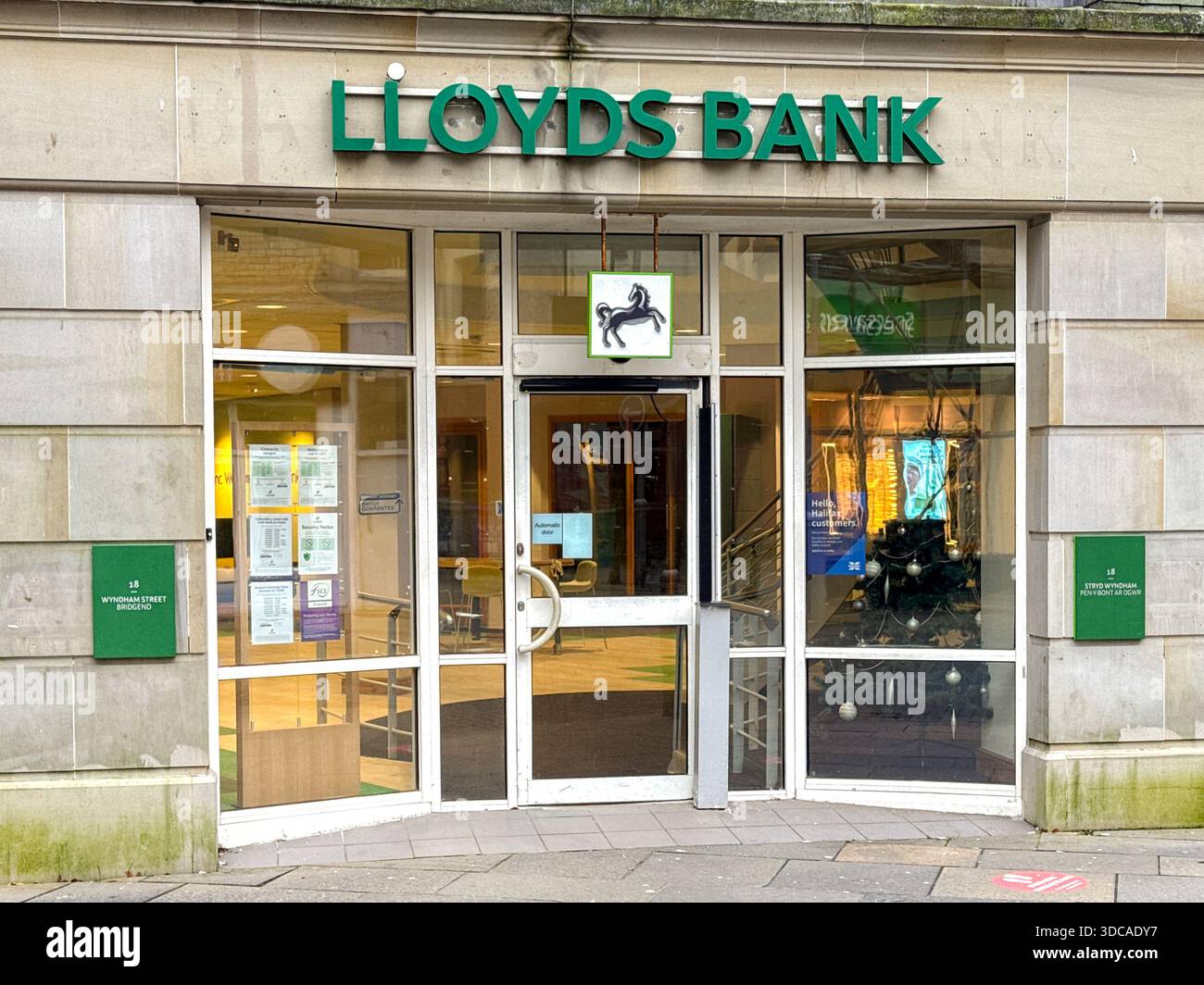Bridgend, pays de Galles, Royaume-Uni - 14 décembre 2025 : vue extérieure avant de la succursale de la Lloyds Bank dans le centre-ville de Bridgend. - Image de stock capturée avec un smartphone