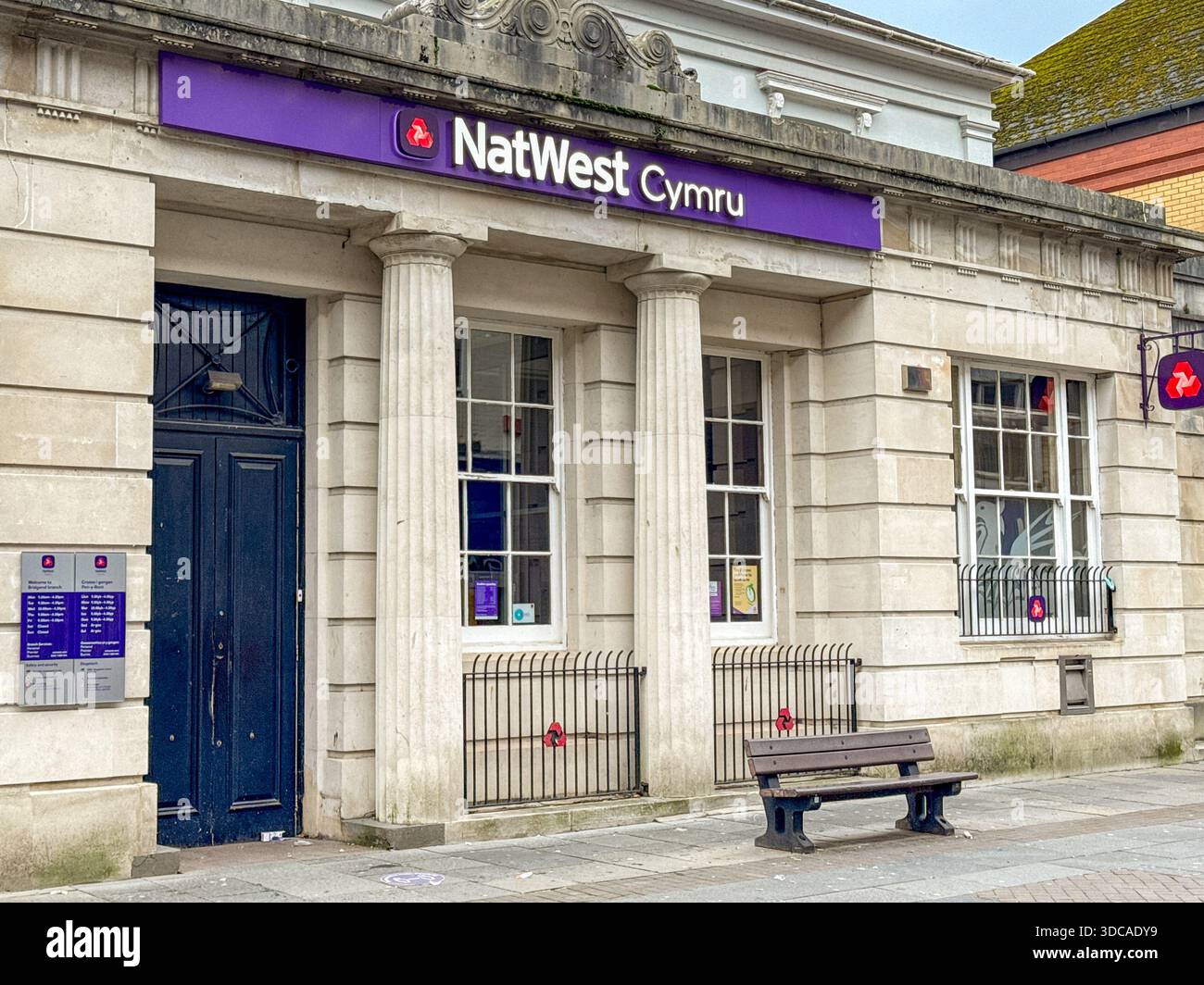 Bridgend, pays de Galles, Royaume-Uni - 14 décembre 2025 : vue extérieure avant de la succursale de Natwest Bank dans le centre-ville de Bridgend. - Image de stock capturée avec un smartphone